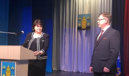 Ольга Носенко поздравила мэра Черемховского района Сергея Марача с вступлением в должность от имени Заксобрания