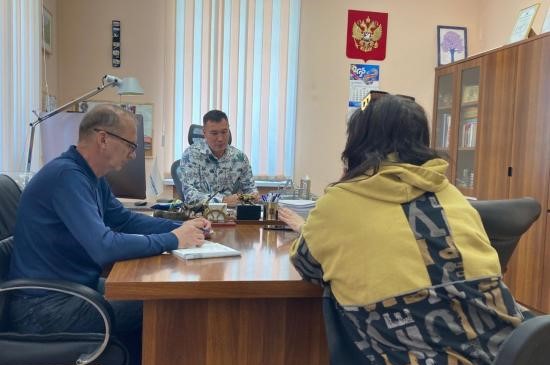 Социальные вопросы, организация инфраструктуры и благоустройство стали основными темами обращений граждан к депутату ЗС Евгению Сарсенбаеву