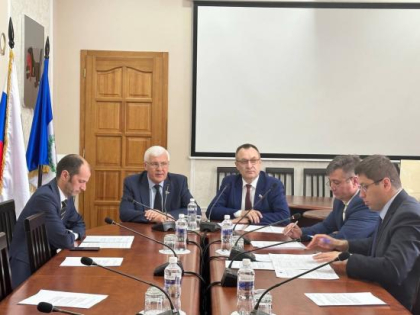 Николай Труфанов обсудил ремонт дорог и строительство новой школы в Казачинско-Ленском районе с мэром Сергеем Швецовым