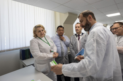 Депутаты ЗакСобрания ознакомились с производством и новыми планами развития «Фармасинтез» в Иркутске