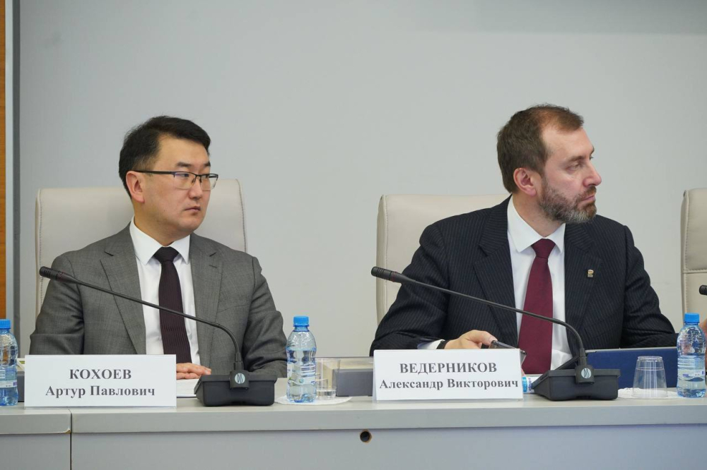 Александр Ведерников поделился опытом работы с молодежью на заседании Совета законодателей СФО