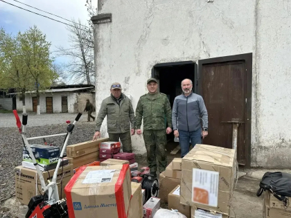 Депутаты ЗС передали бойцам СВО гуманитарную помощь и автомобили
