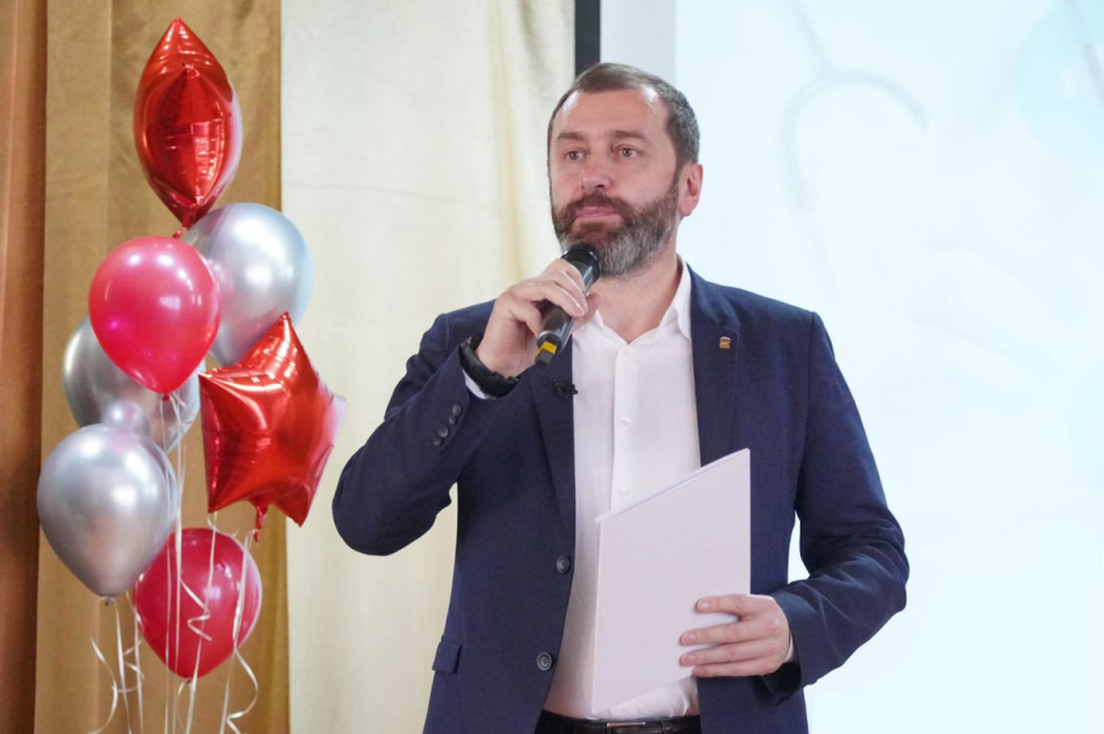 Спикер ЗакСобрания Александр Ведерников вручил благодарности медикам в Черемхово 