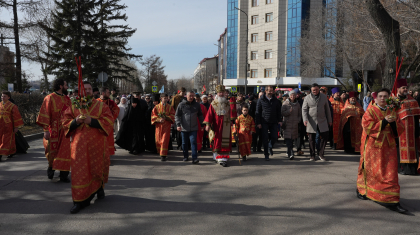 В Иркутске состоялось Пасхальное богослужение и крестный ход с участием Александра Ведерникова и Игоря Кобзева
