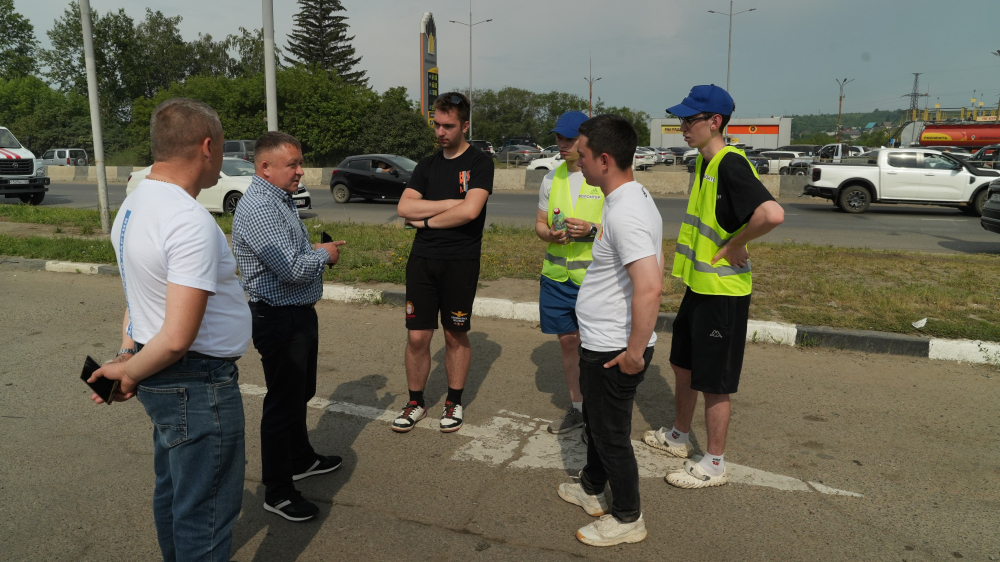 Депутаты Заксобрания совместно с волонтерами организовали дежурство на автозаправочных станциях