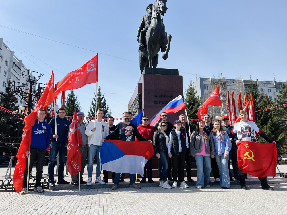 Праздничный автопробег провели в Иркутске депутаты Молодежного парламента 