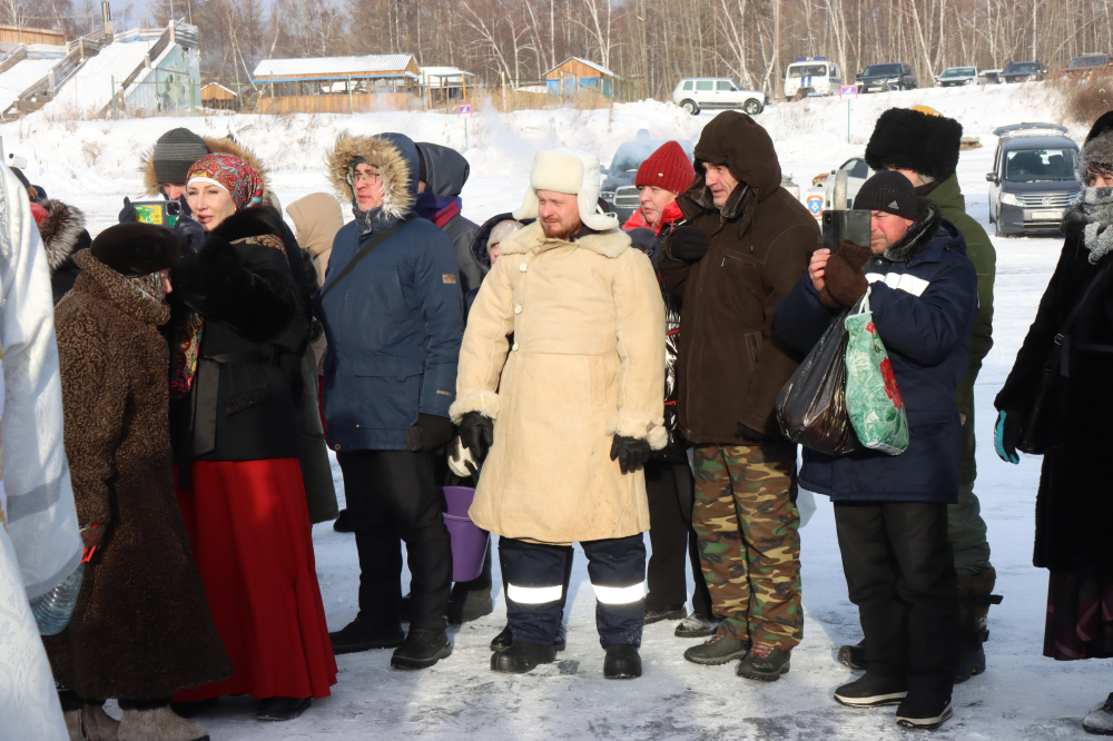 Олег Попов помог организовать крещенские купания в Братске