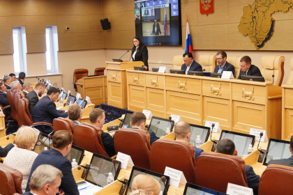 Реализацию закона о переходе на одноуровневую систему организации местного самоуправления обсудили в Заксобрании Приангарья