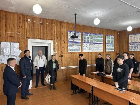 Поддержка учреждений образования и культуры стала одной из тем рабочего визита депутата ЗС Андрея Духовникова в Осинский район 
