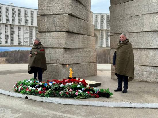 Вахту Памяти у Мемориала Славы в Братске несли депутаты Законодательного Собрания