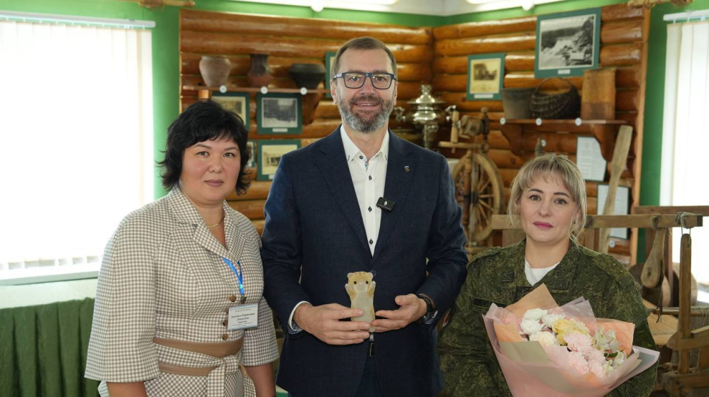Александр Ведерников передал игрушку-талисман участницы СВО музею Черемховского района