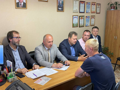 Депутаты провели встречу с жителями Усть-Илимска по вопросам поддержки военнослужащих