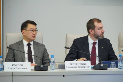 Александр Ведерников поделился опытом работы с молодежью на заседании Совета законодателей СФО