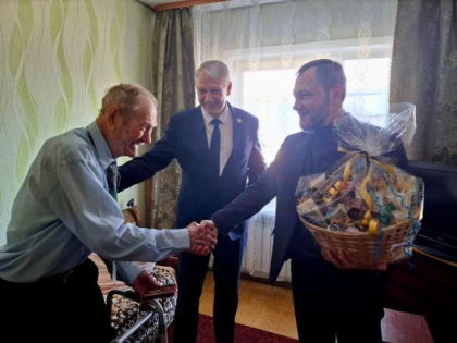 Депутаты ЗС вручили ветеранам памятные медали к 80-летию Победы в Великой Отечественной войне