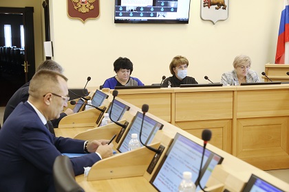 Двенадцать кандидатур для награждения почетными грамотами ЗС согласовала комиссия по регламенту
