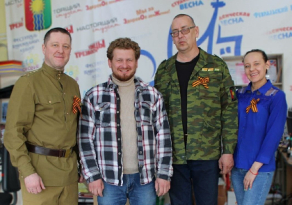 Олег Попов вручил приз победителям командно-штабной игры, прошедшей в Братске в рамках квиза к 77-летию Победы
