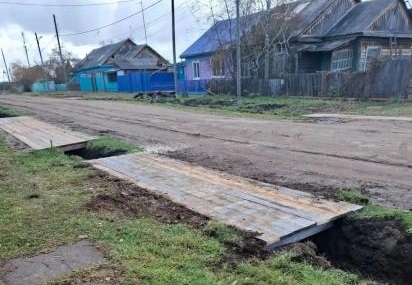 Разрушенный съезд к жилому дому в селе Дальняя Закора Жигаловского округа восстановили при содействии депутата ЗС Андрея Духовникова