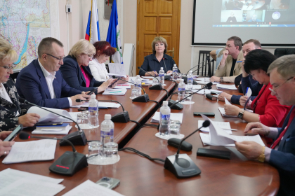 Комиссия по Регламенту согласовала 37 кандидатур для награждения Почетными грамотами ЗакСобрания