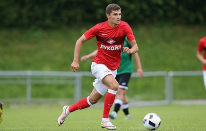 Сергей Брилка поздравил Романа Зобнина со званием лучшего по пробегу игрока ЧМ-2018