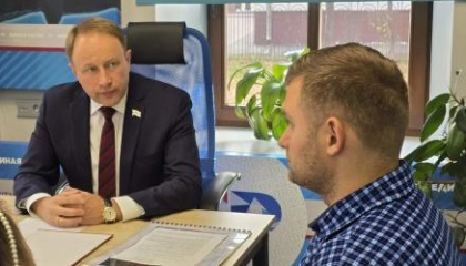 Десять заявителей обратились на прием к депутату ЗС Алексею Распутину по вопросам благоустройства, ЖКХ и поддержке семей военнослужащих