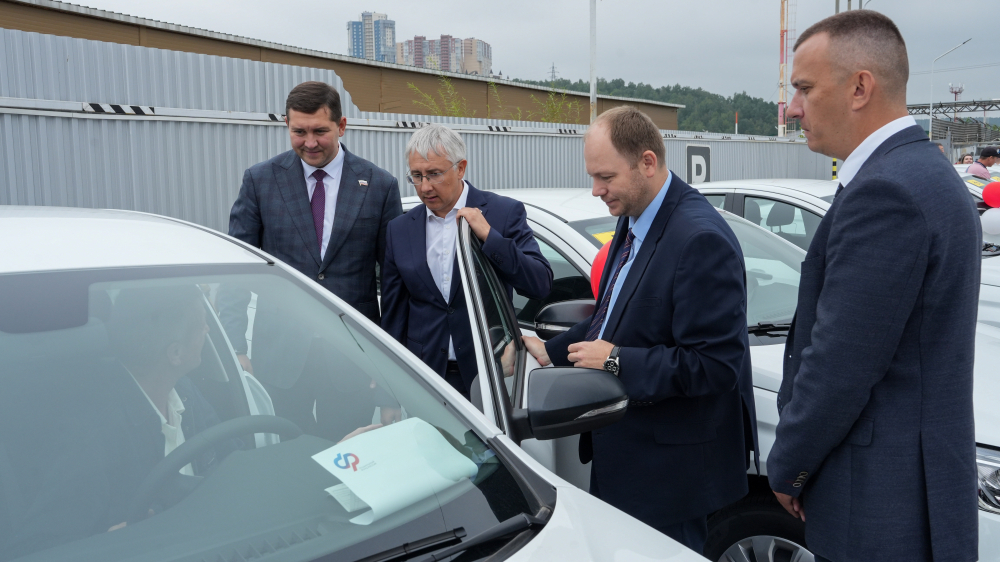 26 жителей Иркутской области получили специальные автомобили