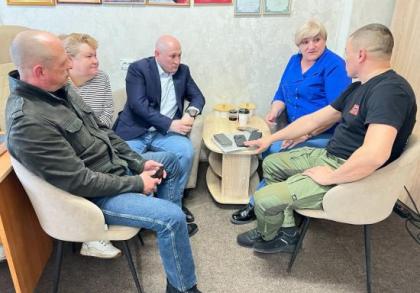 Помощь военнослужащим и их семьям, а также поддержку волонтёрских объединений депутат ЗС Лариса Егорова обсудила с общественниками