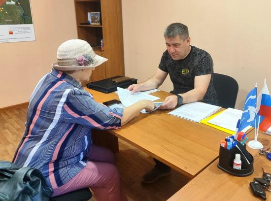 С вопросами о социальной и медицинской помощи обратились на прием к депутату ЗС Максиму Петрову несколько жителей Усолья-Сибирского