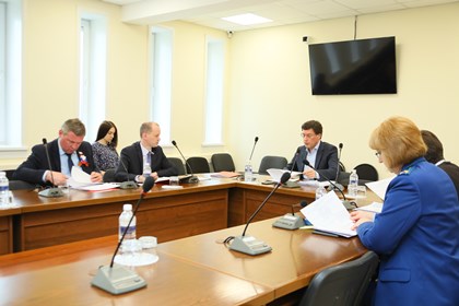 Информацию о деятельности некоммерческих организаций заслушали на заседании комиссии по Регламенту