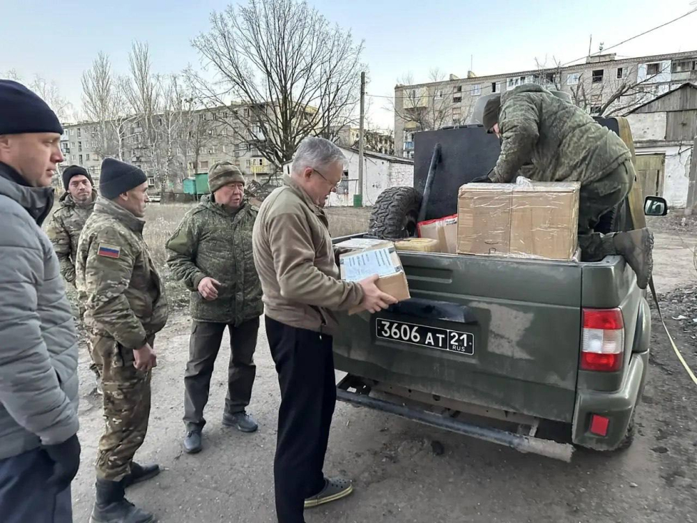 Гуманитарный груз и новогодние подарки доставили депутаты ЗС в зону спецоперации