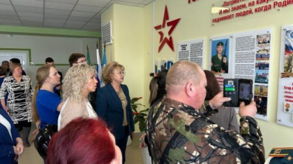 Стену памяти в честь выпускников, погибших на СВО, открыли в Хомутовской школе №1