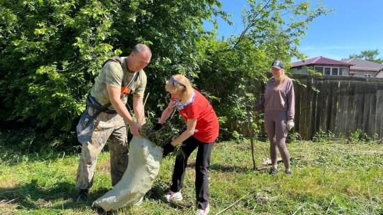 Депутат ЗС Антонина Кокошникова организовала субботник по итогам приема граждан в Ангарске