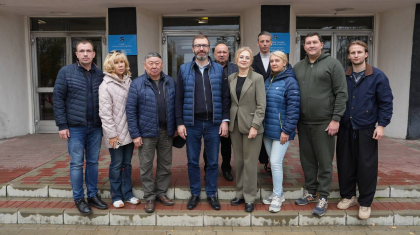 Депутаты ЗС доставили материалы в Кировск для ремонта спортивной школы