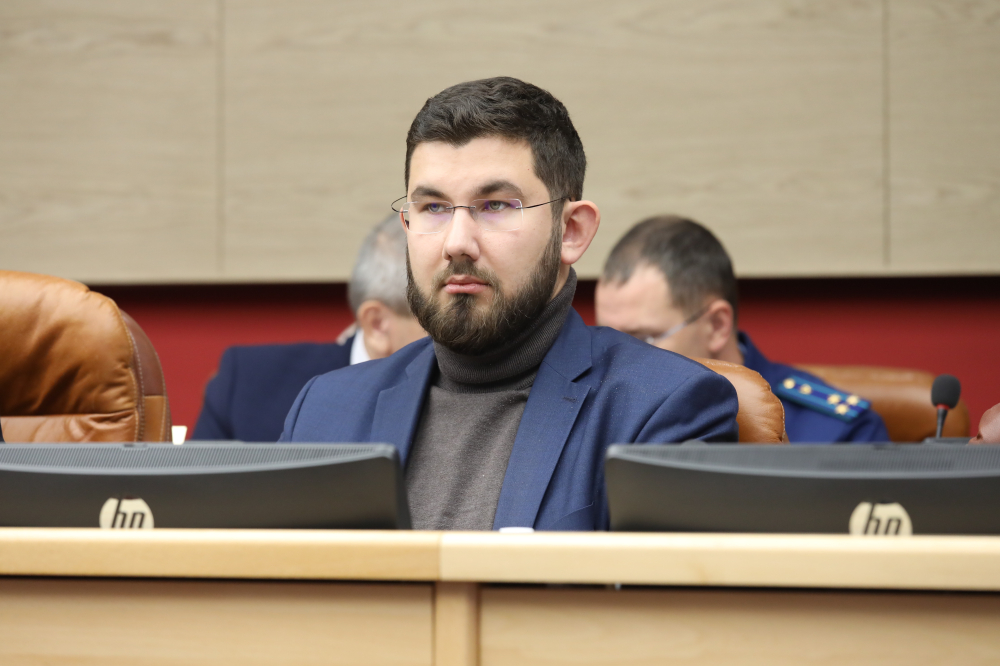 Степан Франтенко вручает труженикам тыла и детям войны Усолья-Сибирского и Усольского района подарки ко Дню Победы