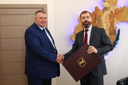 Александр Ведерников вручил почетную грамоту Заксобрания мэру Жигаловского района Игорю Федоровскому