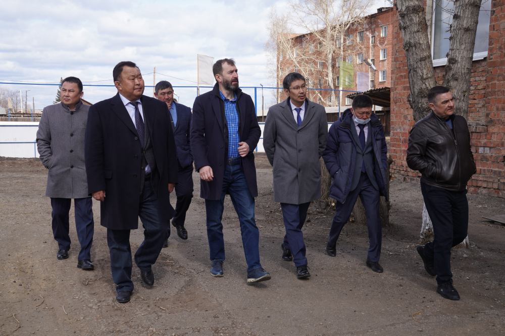 Необходимость строительства новой школы обсудили в ходе рабочей поездки Александра Ведерникова и Кузьмы Алдарова в п. Усть-Ордынский